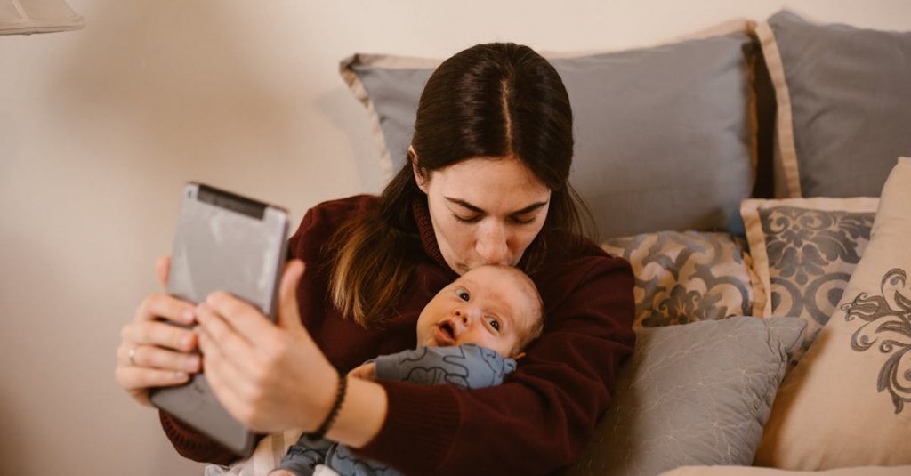 découvrez l'importance du lien entre une mère et son enfant, une relation unique et précieuse qui façonne le développement émotionnel et affectif tout au long de la vie.