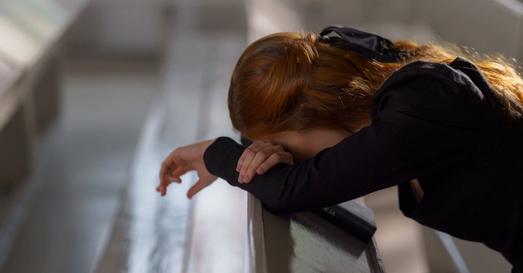 découvrez les diverses significations et implications du fait de pleurer. explorez les émotions sous-jacentes, les réactions psychologiques et les bienfaits cathartiques associés aux larmes dans notre article approfondi.