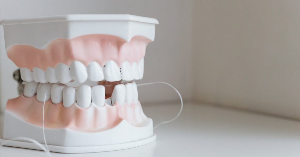 découvrez des conseils essentiels pour la prévention des caries dentaires. apprenez les meilleures pratiques d'hygiène bucco-dentaire, les aliments à éviter et l'importance des visites régulières chez le dentiste pour maintenir un sourire sain.