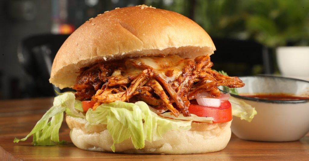 découvrez l'univers réconfortant de la comfort food, une cuisine généreuse et chaleureuse qui évoque des souvenirs d'enfance et apporte une sensation de bien-être. explorez des recettes délicieuses et réconfortantes qui combleront vos envies de douceur et de convivialité.