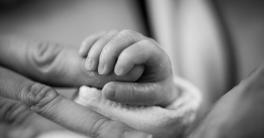découvrez les techniques de massage pour bébé qui favorisent le bien-être et le rapprochement entre parent et enfant. apprenez des méthodes douces et apaisantes pour aider votre petit à se détendre et à mieux dormir.