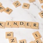 découvrez les étapes clés du développement du langage chez l'enfant, les stratégies pour favoriser l'acquisition des compétences linguistiques et l'importance du rôle des parents et de l'environnement dans ce processus fondamental.