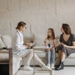 découvrez des stratégies efficaces pour le suivi médical en famille. apprenez à gérer la santé de vos proches avec des conseils pratiques et des outils adaptés pour assurer un suivi régulier et préventif.