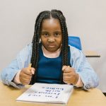 Pourquoi l'éducation positive est essentielle pour votre enfant ? découvrez l'éducation positive, une approche innovante qui vise à renforcer le bien-être des élèves tout en développant leurs compétences sociales et émotionnelles. apprenez comment cette méthode favorise un environnement d'apprentissage épanouissant et stimulant pour tous.