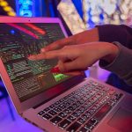 découvrez les dangers liés à l'utilisation des écrans, notamment les risques pour la santé, l'impact sur le sommeil et les problèmes de comportement chez les enfants. apprenez comment réduire ces risques tout en profitant des avantages de la technologie.