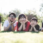 découvrez comment gérer les conflits entre frères et sœurs avec des conseils pratiques et des stratégies efficaces pour favoriser la communication et renforcer les liens familiaux.