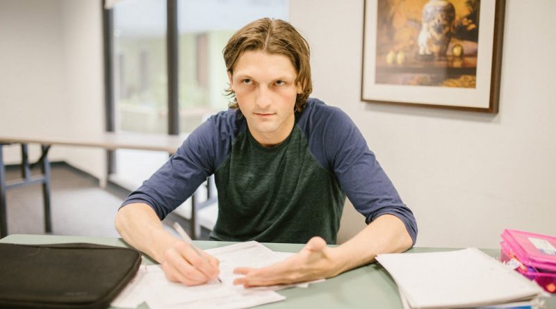 découvrez comment la pression académique influence le bien-être des étudiants, ses causes principales et des conseils pour mieux la gérer au quotidien.