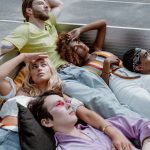 découvrez les défis et les découvertes de l'adolescence, une période cruciale de transition entre l'enfance et l'âge adulte, marquée par des changements physiques, émotionnels et sociaux. explorez les enjeux liés à l'identité, l'amitié et la vie scolaire.