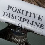 découvrez la discipline douce, une approche éducative qui favorise l'empathie, la communication et le respect mutuel entre parents et enfants. apprenez à instaurer un cadre sécurisant tout en favorisant l'autonomie et le développement émotionnel de votre enfant.