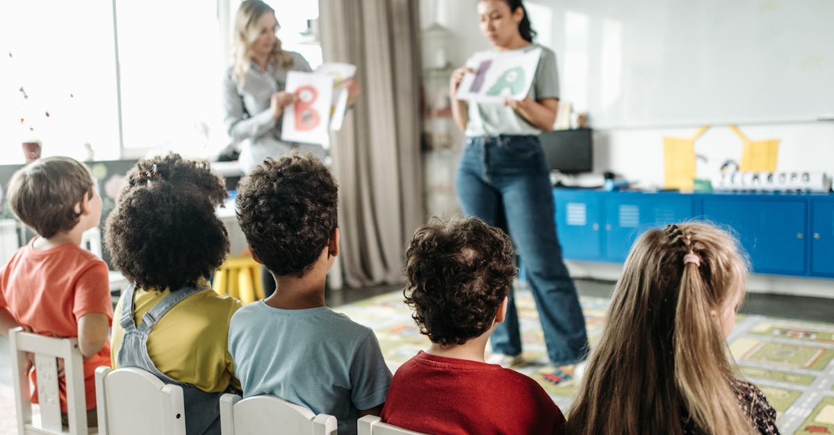 découvrez comment l'éducation inclusive favorise l'apprentissage et le développement de chaque élève en intégrant tous les profils dans un environnement scolaire équitable et bienveillant.