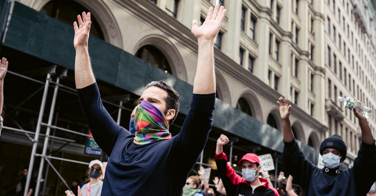 découvrez ce qu'est le racisme, ses impacts sur la société et comment lutter contre les discriminations raciales pour promouvoir l'égalité et le respect de tous.
