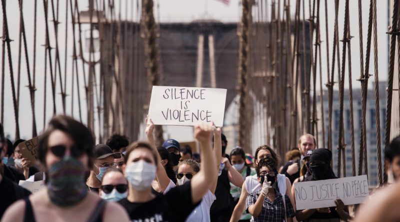 découvrez ce qu'est le racisme, ses origines, ses manifestations et son impact sur la société. analysez les enjeux et les solutions pour lutter contre la discrimination raciale aujourd'hui.
