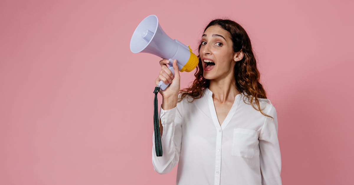 découvrez l'importance des avertissements sur les réseaux sociaux : leur rôle, comment ils protègent les utilisateurs et pourquoi il est essentiel de rester vigilant face aux contenus en ligne.