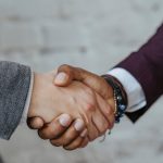 découvrez les stratégies et techniques clés de la négociation pour améliorer vos compétences, conclure des accords avantageux et réussir dans vos relations professionnelles et personnelles.